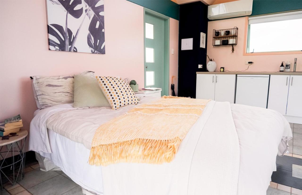 The Quarters Ocean-View Chalet Gisborne Bagian luar foto