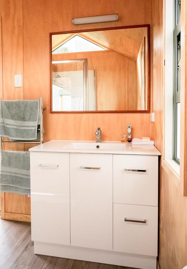 The Quarters Ocean-View Chalet Gisborne Bagian luar foto